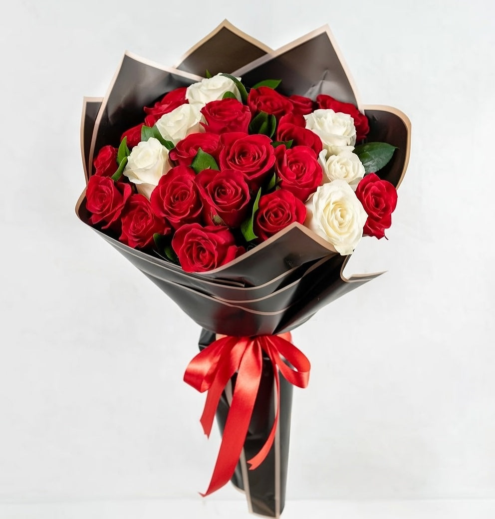 Ramo de 24 rosas Rojas y Blancas