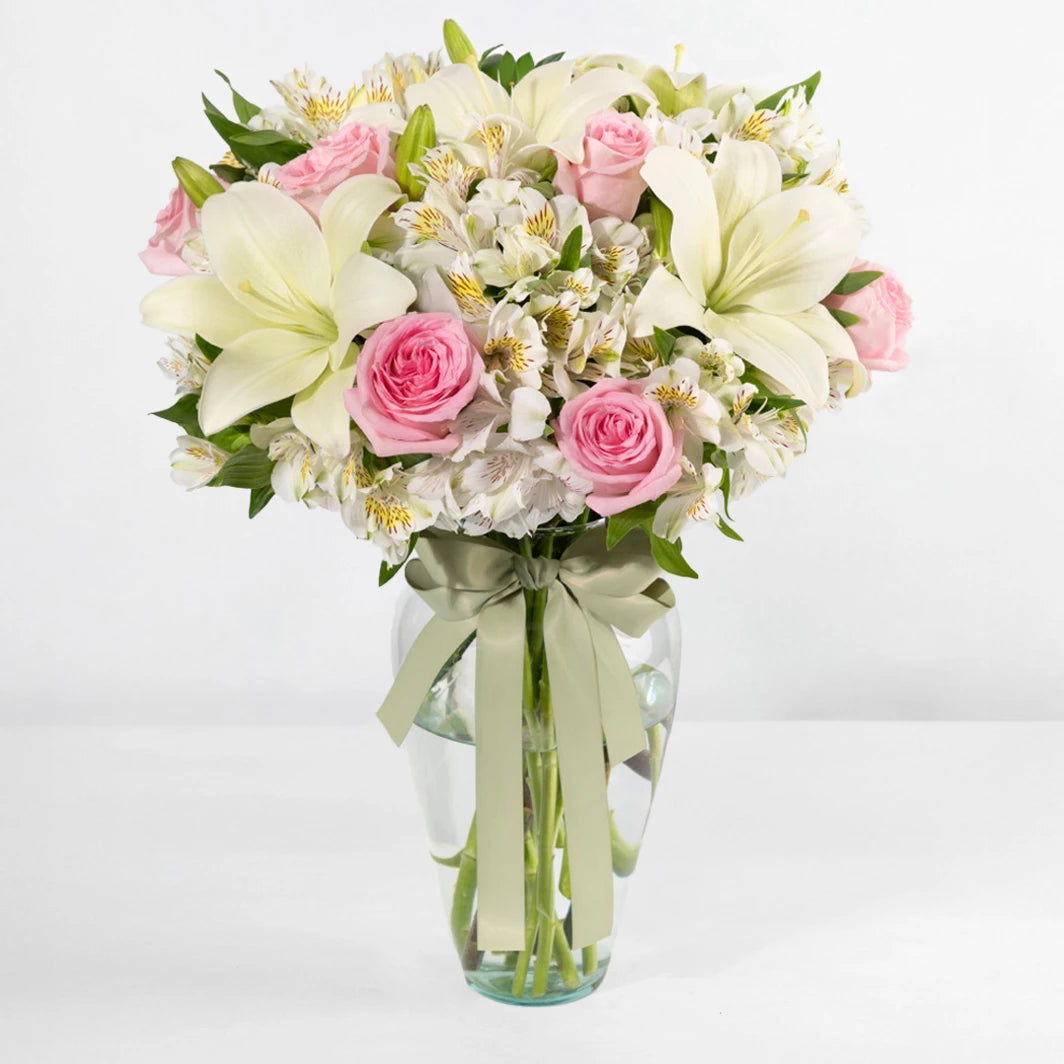 Jarrón con rosas rosa y lilies blancas