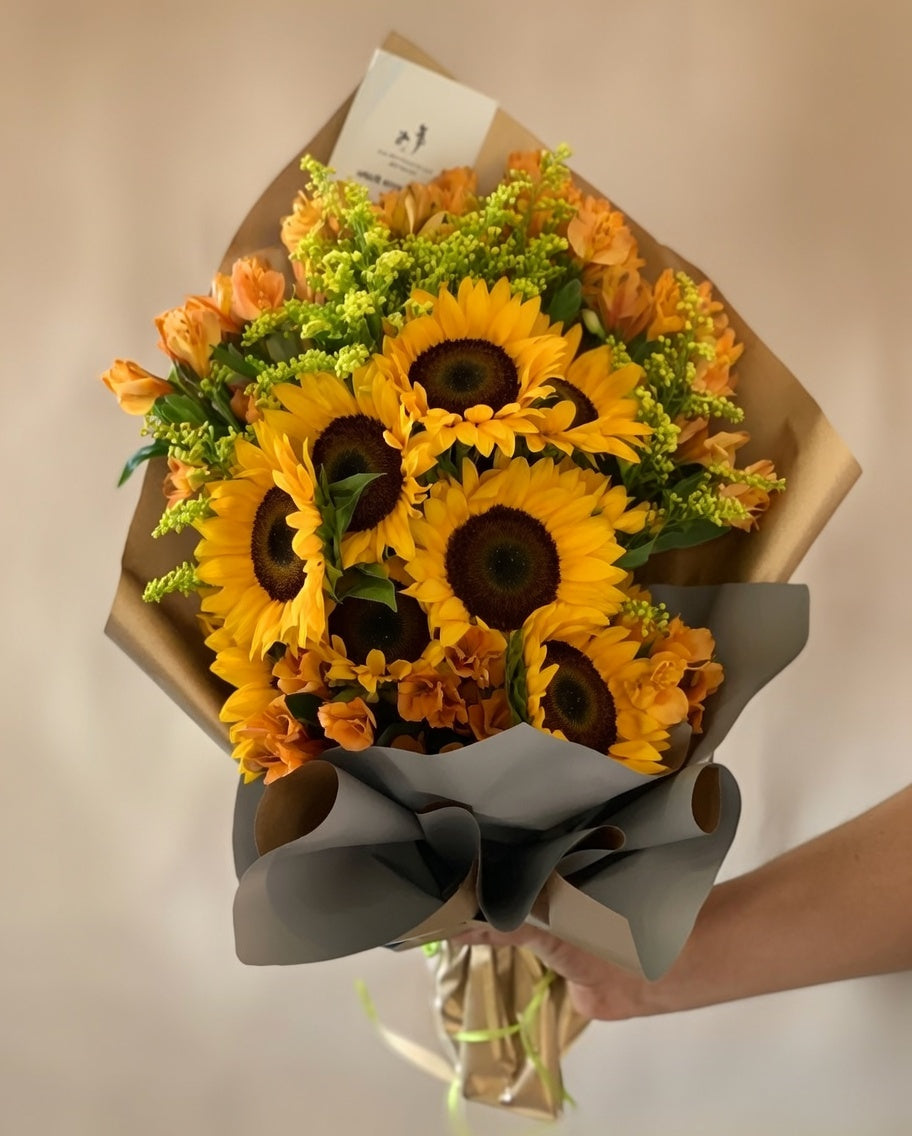 Ramo de Girasoles que Iluminan Su Día: Explosión de Sol y Naranja 🌞💛 Floradom"