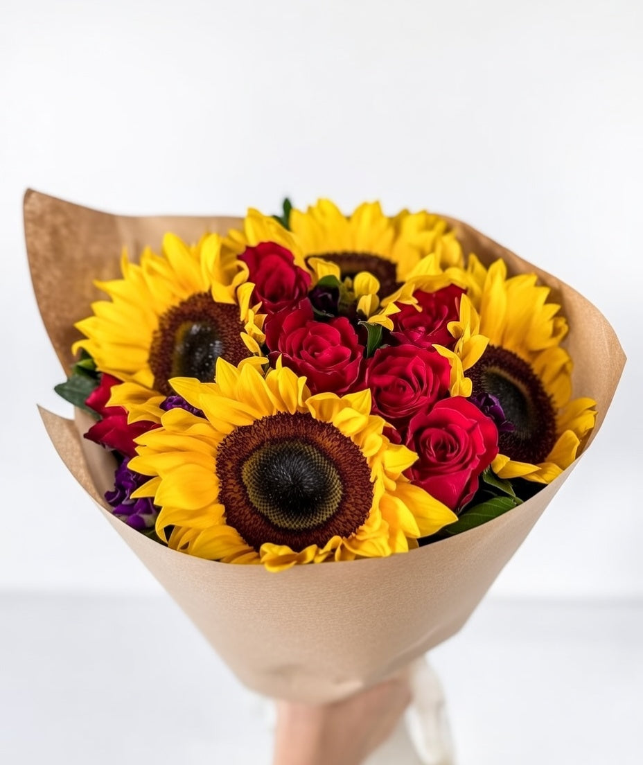 Ramo de Rosas rojas con girasoles