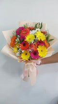 Ramo de gerberas multicolor Alegre. Bouquet vibrante de flores naturales.