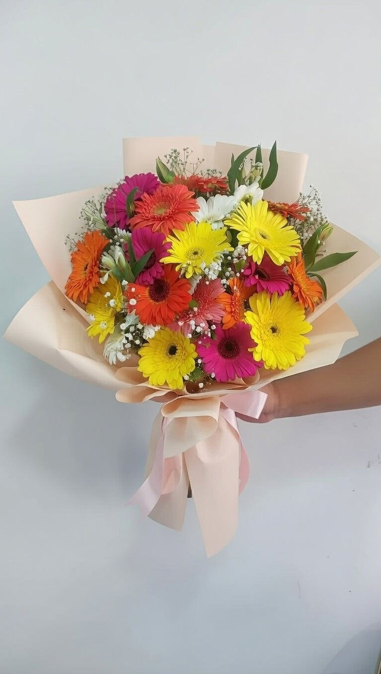 Ramo de gerberas multicolor Alegre. Bouquet vibrante de flores naturales.