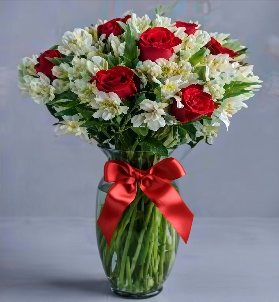 Jarrón de rosas Rojas y alstroemerias Blancas