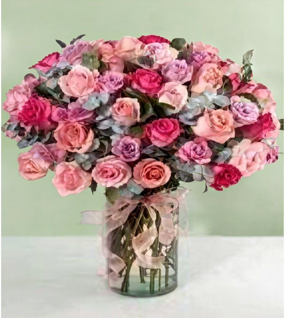 Arreglo en vase con 50 rosas combinadas.
