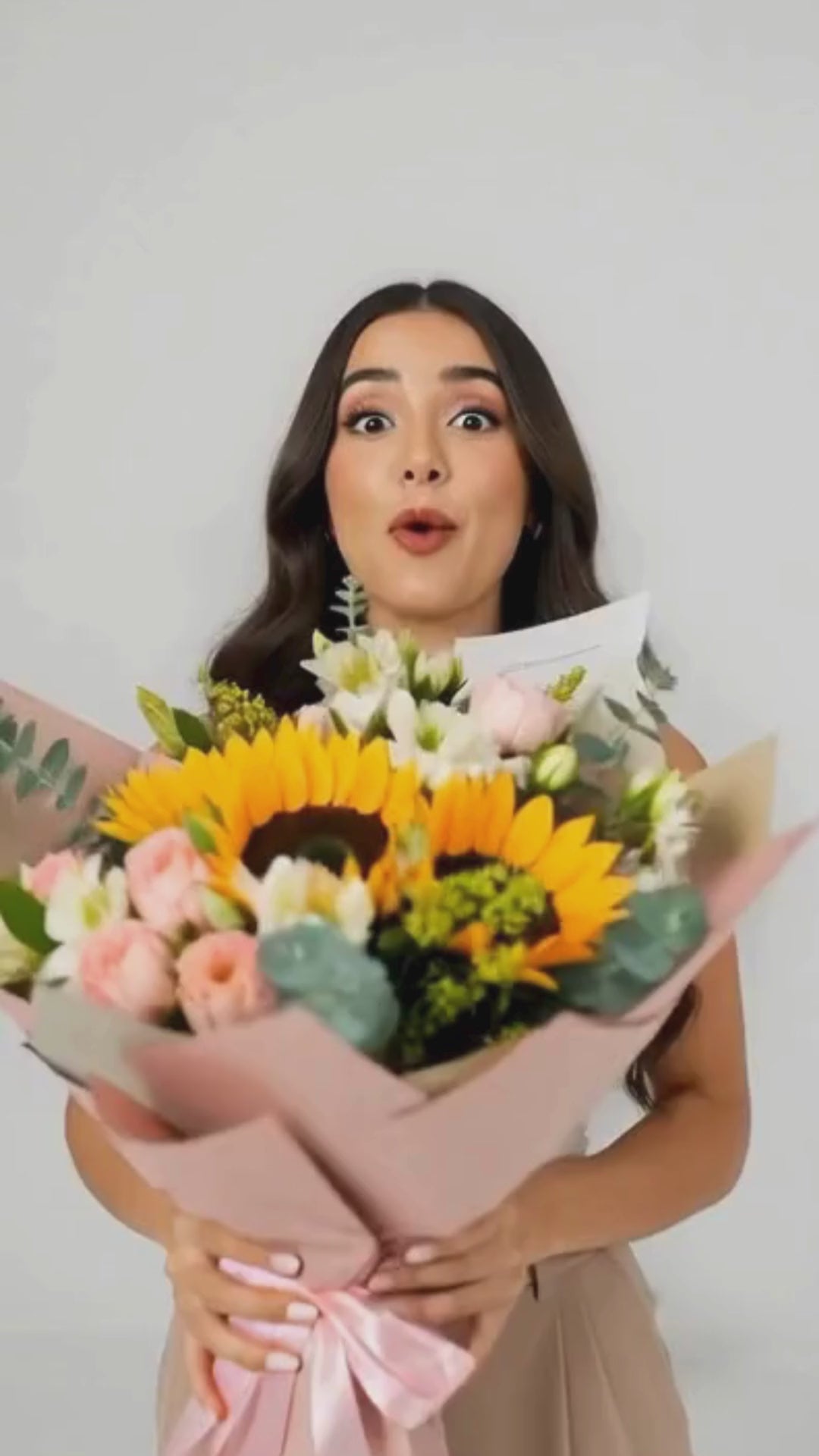 Ramo de Rosas rosas con girasoles