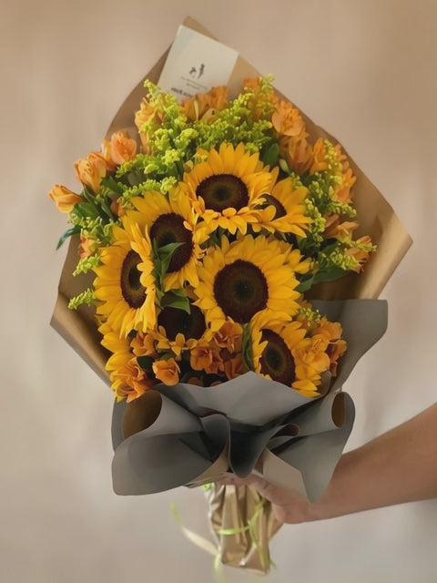 Ramo de Girasoles que Iluminan Su Día: Explosión de Sol y Naranja 🌞💛 Floradom"